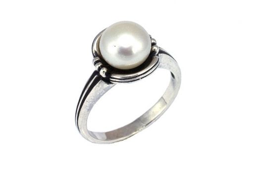 Серебряное кольцо с белым жемчугом Цветок 55091 купить в магазине Самоцветы мира