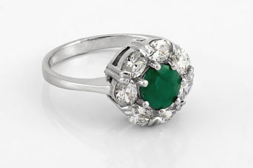 Серебряное кольцо с изумрудом и фианитами 55184 купить в магазине Самоцветы мира