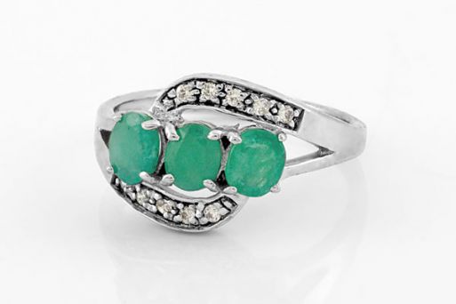 Серебряное кольцо с изумрудом и фианитами 55197 купить в магазине Самоцветы мира