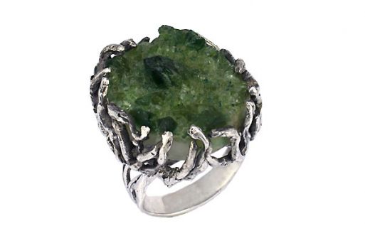 Кольцо из серебра 925 пробы с зелёным кварцем.
