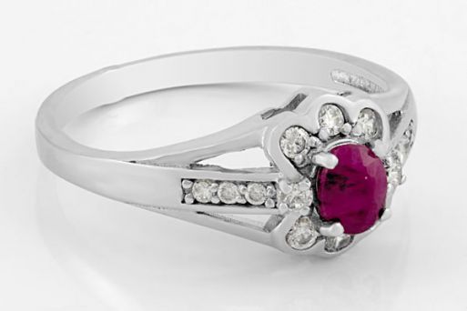 Серебряное кольцо с рубином и фианитами 55225 купить в магазине Самоцветы мира