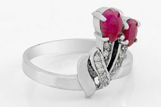 Серебряное кольцо с рубином и фианитами 55257 купить в магазине Самоцветы мира