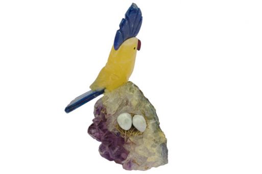 Фигурка попугай с хохолком из оникса у гнезда.