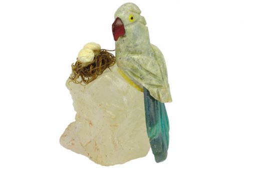 Фигурка попугай из яшмы у гнезда.