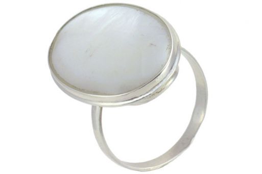 Кольцо из серебра 925 пробы с перламутром.