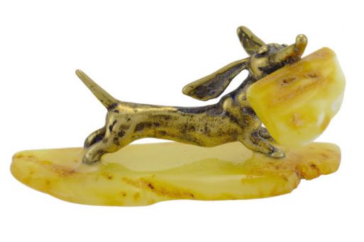 Фигурка из бронзы «Собака украла сыр» на подставке из янтаря.