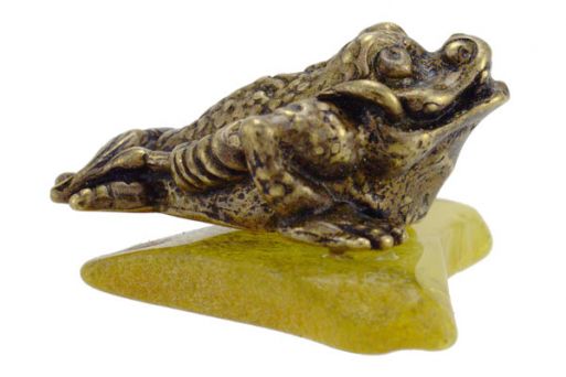 Фигурка из бронзы «Лягушка без монеты» на подставке из янтаря.
