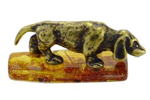 Фигурка из бронзы «Собачка охотничья» на подставке из янтаря.