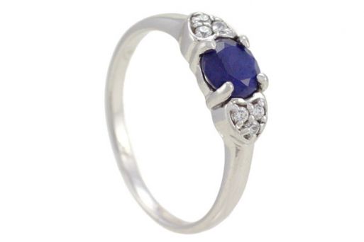 Серебряное кольцо с сапфиром и фианитами 57499 купить в магазине Самоцветы мира