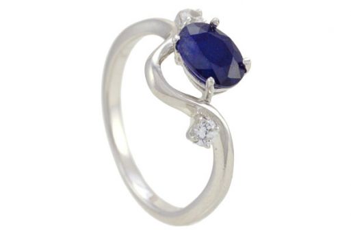 Серебряное кольцо с сапфиром и фианитами 57523 купить в магазине Самоцветы мира