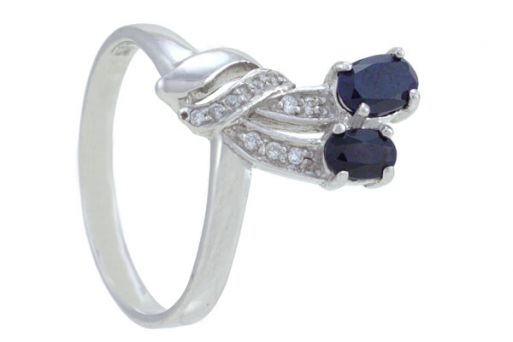Серебряное кольцо с сапфиром и фианитами 57527 купить в магазине Самоцветы мира