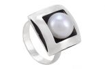 Кольцо из серебра с жемчугом белым шар 10 мм геометрия 57788