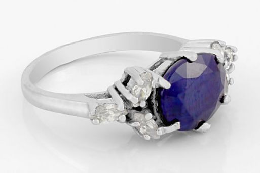Серебряное кольцо с сапфиром и фианитами 58136 купить в магазине Самоцветы мира