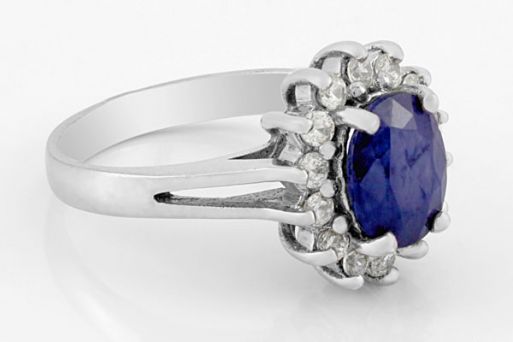 Серебряное кольцо с сапфиром и фианитами 58138 купить в магазине Самоцветы мира