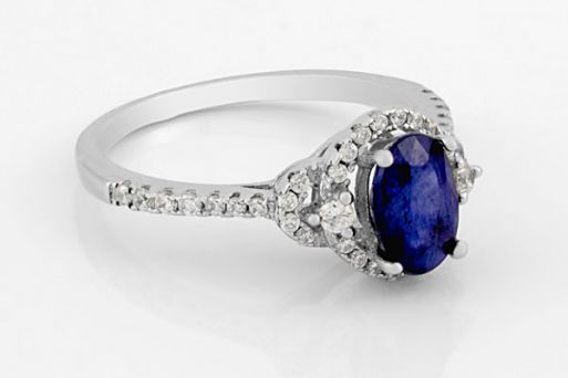 Серебряное кольцо с сапфиром и фианитами 58140 купить в магазине Самоцветы мира