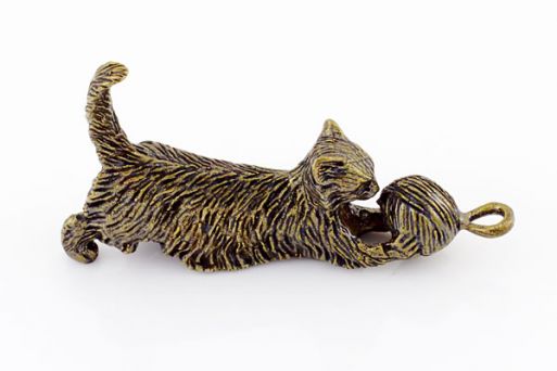 Бронзовую фигурку кошка играет с клубком 58563 купить в магазине Самоцветы мира