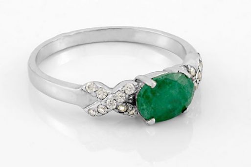 Серебряное кольцо с изумрудом и фианитами 58590 купить в магазине Самоцветы мира