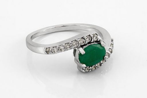 Серебряное кольцо с изумрудом и фианитами 58591 купить в магазине Самоцветы мира