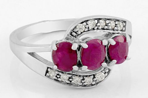 Серебряное кольцо с рубином и фианитами 59040 купить в магазине Самоцветы мира