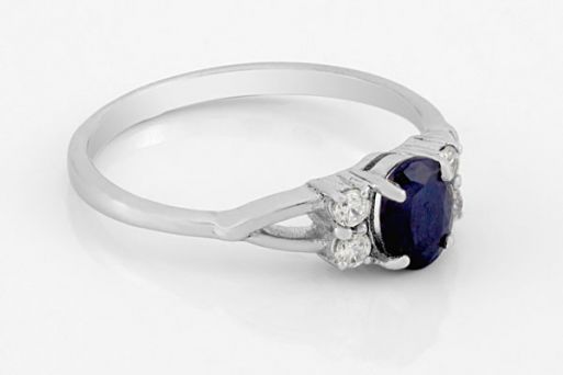 Серебряное кольцо с сапфиром и фианитами 59085 купить в магазине Самоцветы мира