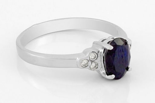 Серебряное кольцо с сапфиром и фианитами 59092 купить в магазине Самоцветы мира
