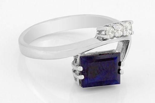 Серебряное кольцо с сапфиром и фианитами 59108 купить в магазине Самоцветы мира