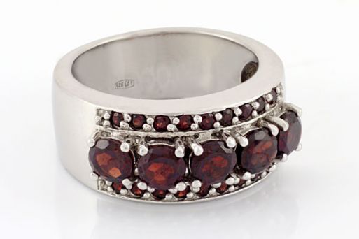 Серебряное кольцо с гранатом 59326 купить в магазине Самоцветы мира