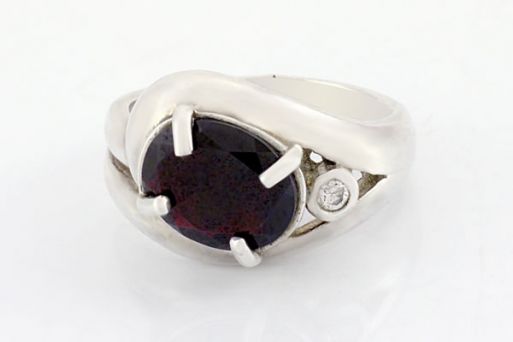 Серебряное кольцо с гранатом и фианитами 59339 купить в магазине Самоцветы мира