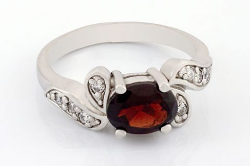 Серебряное кольцо с гранатом и фианитами 59341 купить в магазине Самоцветы мира