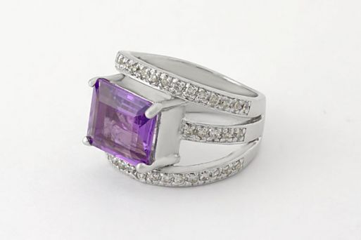 Серебряное кольцо с аметистом и фианитами 59352 купить в магазине Самоцветы мира