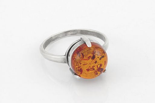 Серебряное кольцо с искусственным янтарём 59664 купить в магазине Самоцветы мира