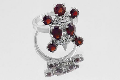 Серебряное кольцо с гранатом и фианитами 59708 купить в магазине Самоцветы мира