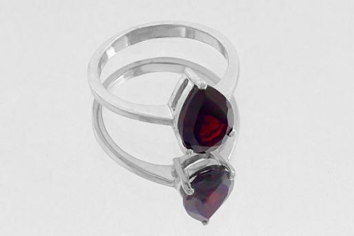 Серебряное кольцо с гранатом 59717 купить в магазине Самоцветы мира