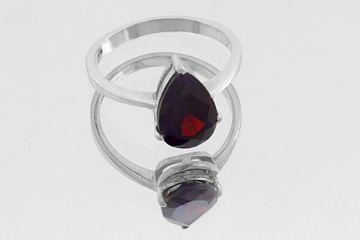 Серебряное кольцо с гранатом 59718 купить в магазине Самоцветы мира