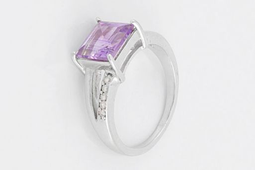Серебряное кольцо с аметистом и фианитами 59778 купить в магазине Самоцветы мира