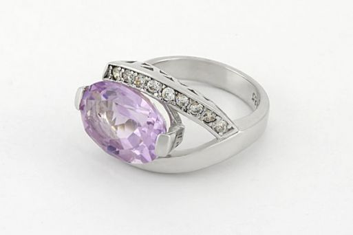 Серебряное кольцо с аметистом и фианитами 60024 купить в магазине Самоцветы мира