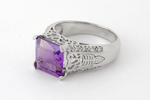 Серебряное кольцо с аметистом и фианитами 60032 купить в магазине Самоцветы мира