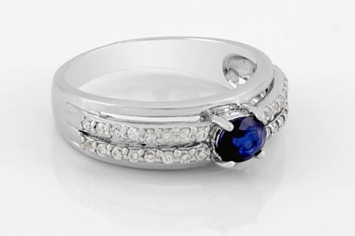 Серебряное кольцо с сапфиром и фианитами 60268 купить в магазине Самоцветы мира