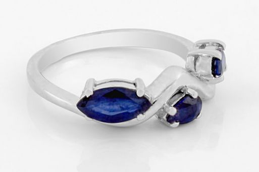 Серебряное кольцо с сапфиром 60284 купить в магазине Самоцветы мира