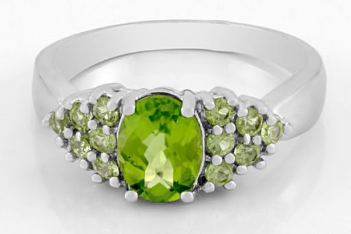 Серебряное кольцо с хризолитом 60305 купить в магазине Самоцветы мира