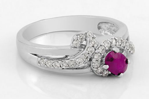 Серебряное кольцо с рубином и фианитами 60358 купить в магазине Самоцветы мира