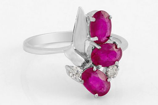 Серебряное кольцо с рубином и фианитами 60361 купить в магазине Самоцветы мира
