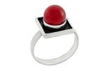 Кольцо из серебра с кораллом красным шар 8 мм квадрат 60670 
