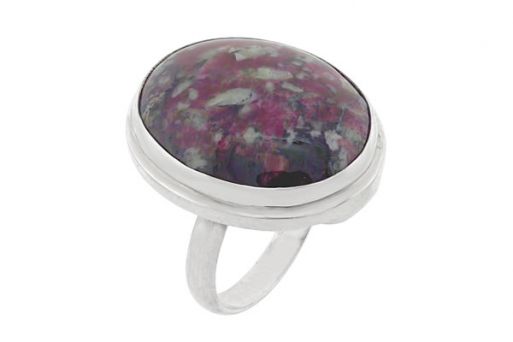 Серебряное кольцо с эвдиалитом 60766 купить в магазине Самоцветы мира