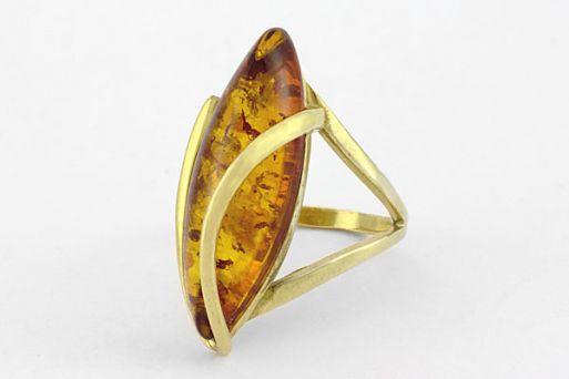 Позолоченное кольцо из ювелирного сплава с янтарём 60894 купить в магазине Самоцветы мира