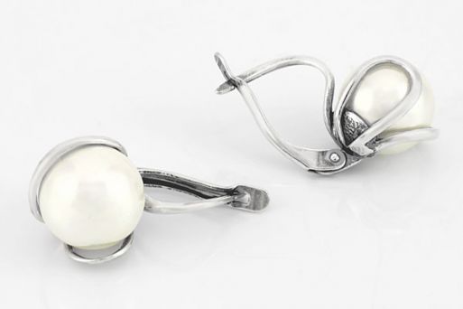 Серебряные серьги с имитацией жемчуга 61170 купить в магазине Самоцветы мира