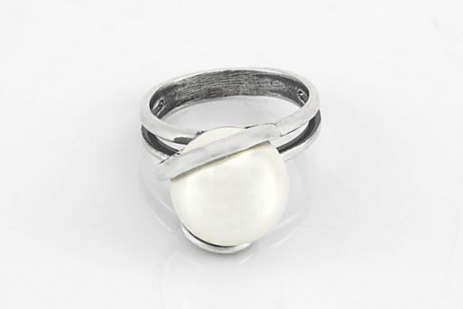 Серебряное кольцо с имитацией жемчуга 61171 купить в магазине Самоцветы мира