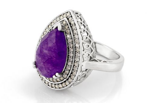 Серебряное кольцо с фиолетовым жадеитом и фианитами 61288 купить в магазине Самоцветы мира
