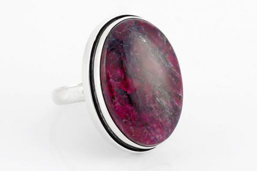 Серебряное кольцо с эвдиалитом 61390 купить в магазине Самоцветы мира