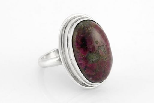 Серебряное кольцо с эвдиалитом 61458 купить в магазине Самоцветы мира